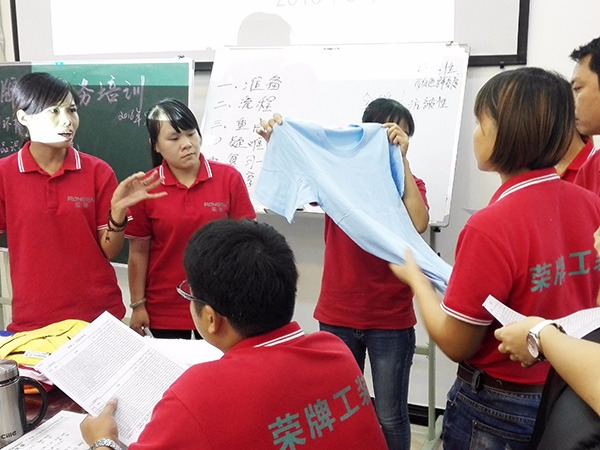 世界杯官网员工培训现场